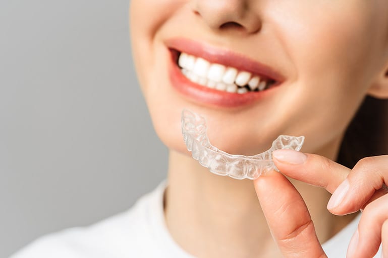 ¿Qué son los accesorios Invisalign y cómo mejoran el tratamiento de ortodoncia?